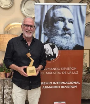Pere Ribera posa con el premio en tamaño mediano