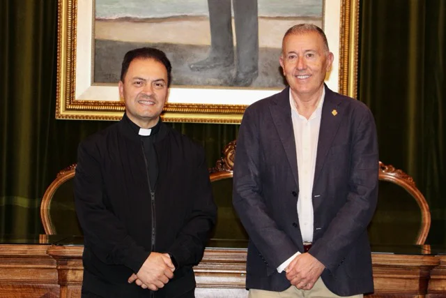 Sales visita Humberto González en tamaño mediano