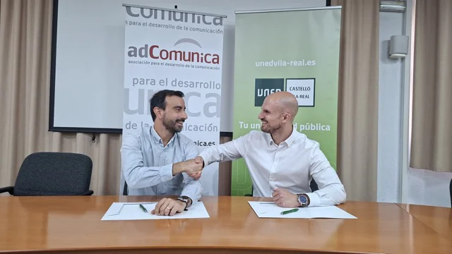 AD COMUNICA en tamaño mediano